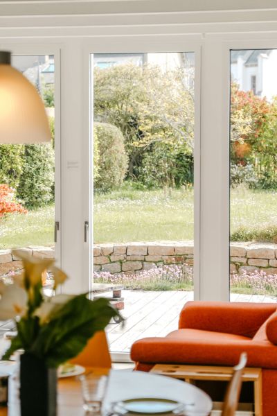 salon avec bibliothèque et vue sur jardin