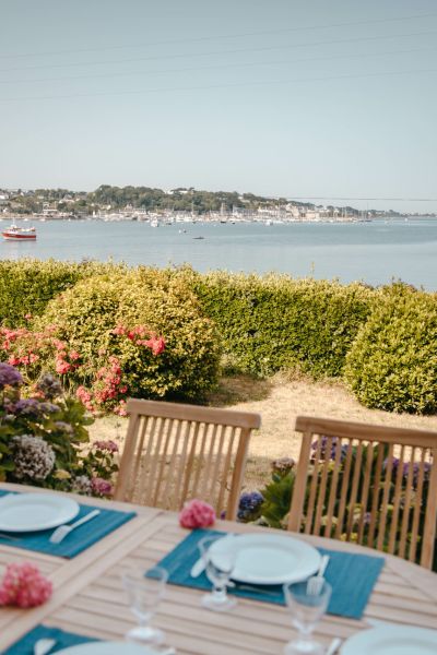 table en terrasse avec vue sur mer en finistere
