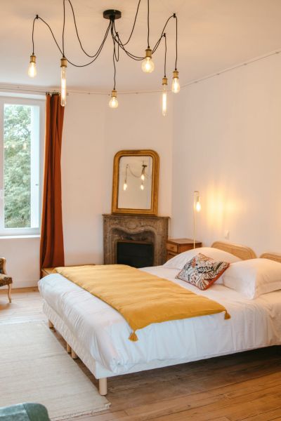 chambre design dans une maison de maitre finistérienne louée par la conciergerie ty anne